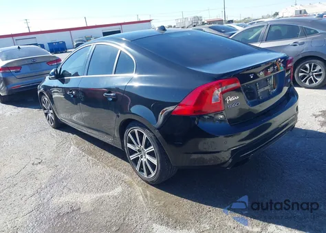 2016 Volvo S60 T6 Drive-E Platinum z USA, uszkodzony, nr VIN YV149MFM1G2397879